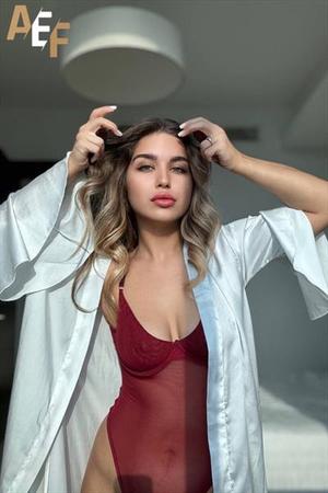 Airport Escort Frankfurt:Aminda